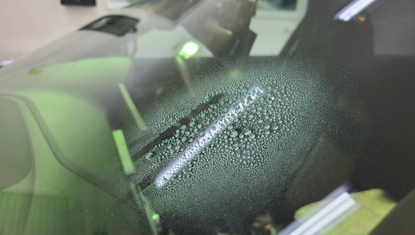 Audi　A4　ガラス全面ウロコ＆油膜除去　撥水コーティング　リア５面断熱フィルム施工！！